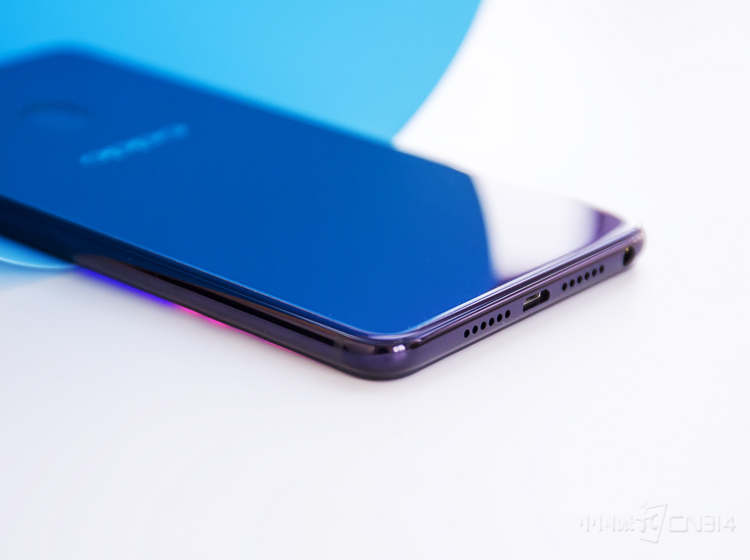 OPPO R15�����ݽӿ���������micro USB�ӿڣ�����3.5mm�����ף����ⷽ�滹�Ƿ��ϴ�������ġ�