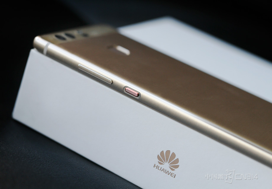 �ֻ������а�������ڻ����Ҳ࣬��Դ���������˶��ص�װ�Σ������������ʸС�