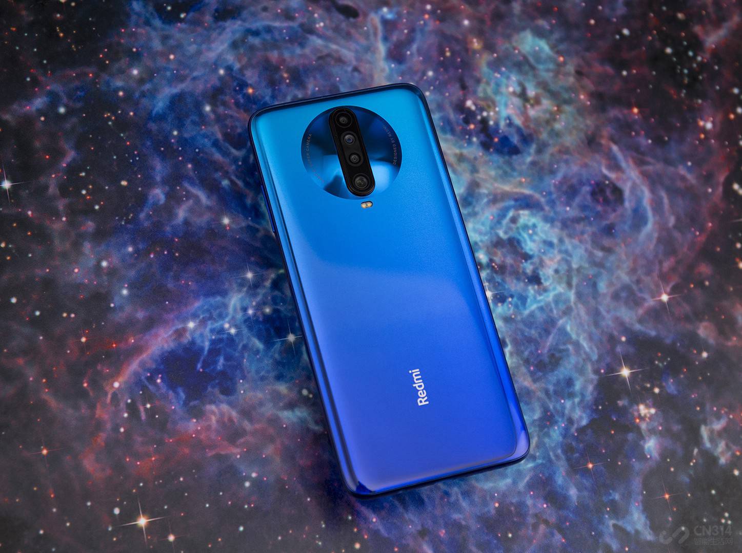 ������棬������ 6400 ���������� IMX686 ���������������ž�ͷ�ֱ���800 �����صĳ���Ǿ�ͷ�Լ� 200 �����صľ����΢�ྵͷ��