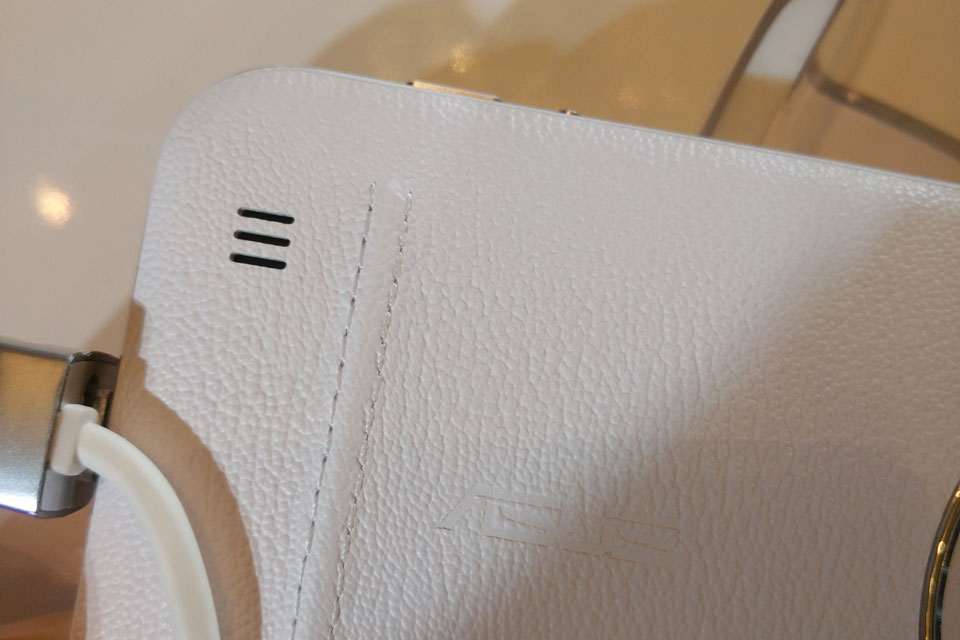 ��˶ZenFone Zoom������������߿��Կ���������Ƥ�ʵĲ��ʱ��ʡ�