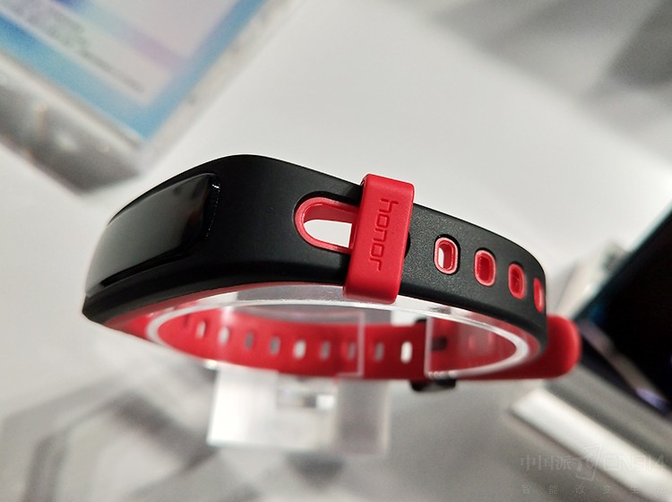 �ɴ����豸���棬��ҫ�ֻ�4����0.95Ӣ���AMOLED��Ļ���ṩ���������ֿ�ѡ��ɫ�������зḻ�ı������⣬�ۼ�199Ԫ��