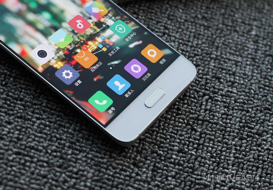 ��С��5��С���׿����ǰ��ָ��ʶ����ֻ�����Ļ�·������м���һ����Բ�ε�ʵ�尴�����������������Ų˵����ͷ��ؼ���ֻ����������״̬�²��ܿ�����