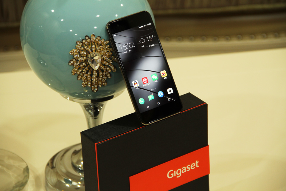  �������ֻ�������¶�����治ͬ��Gigaset ME���Լ��ĵ��ǲ��ֽ�������ȫ���׹⴦����������˿��û�л��ָС�