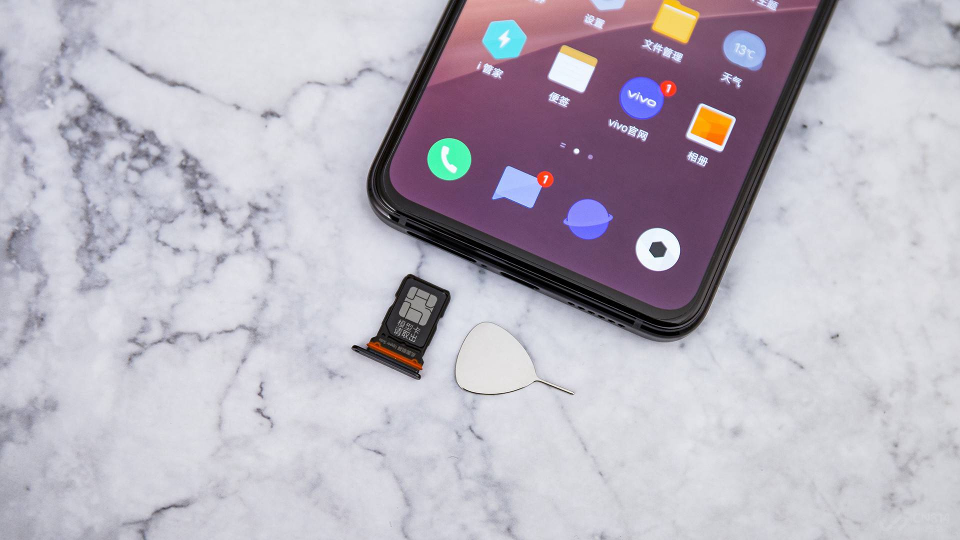 ��Ϊһ��2020���5G�����콢����5G�����ϱ��ֲ��ݺ��ӡ���֧��5G˫ģ��������ͬʱ֧��n1/n3/n41/n77/n78/n79���5GƵ�Σ�֧�ƶ�����ͨ������������Ӫ��5G���磬˫��˫�����ܸ��������û�ʵ���޷��л����������˶�ģ̬���ߺͲ�߷ֲ�ʽ����ϵͳ����һ��������5G������ȶ����������ԡ�