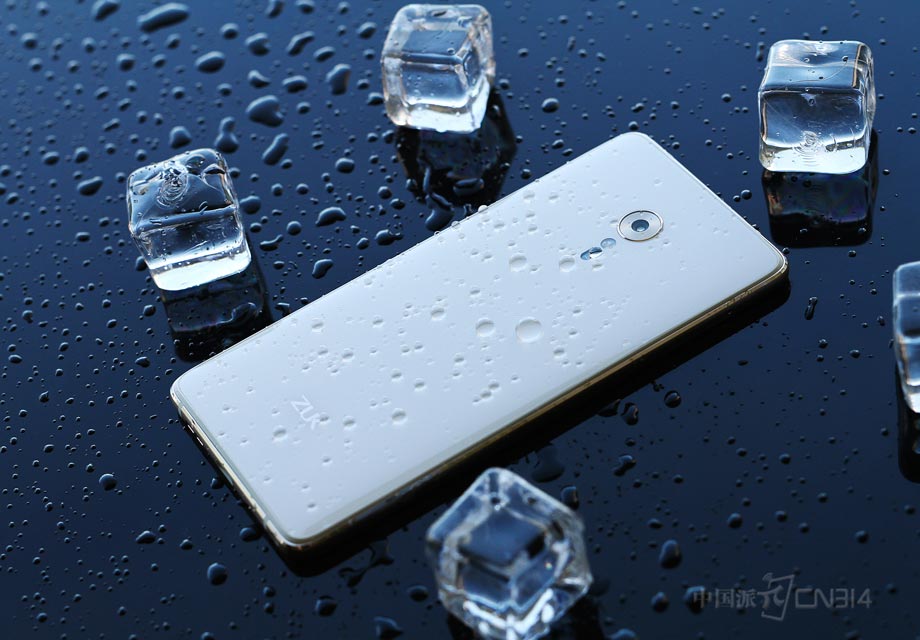 ֵ��һ����ǣ�����ZUK Z2 Pro����������һ������Ƕȵ�3D������ƣ�������΢͹���ڻ����ı��棬�������еĸо��ǳ�������