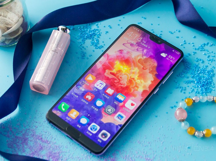 5.8Ӣ��19:9�ݺ�ȵ�FHD��Ļ�ṩ�˳�ɫ���Ӿ�Ч�������������������Ҳ���̶ȵ���������ռ�ȣ�����Ļ��ʾЧ������������