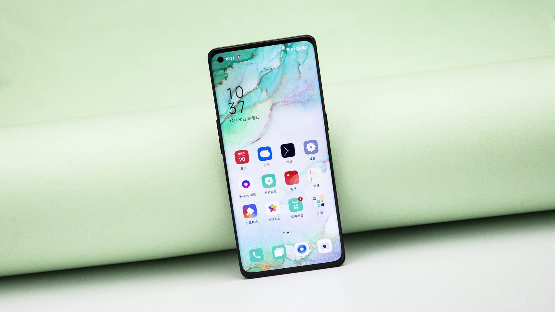 �°�������˴���˫ģ5G�ֻ����ܶ೧�̶��ڿ����Լҵ��ֻ��źź�ǿ�����ȶ���ȴ�������ָУ���������190g������8.0mm��ȣ������ճ��Ʊػ���Щƣ�����Դˣ�OPPO�����Ҵ�����һ���ᱡ��5G�ֻ�����OPPO Reno3 Pro����ɫ�Ĺ���Ҳ�����Ĺ�ע�ȼ��ߡ�12��26�գ�Reno3 Pro��ʽ���Ҽ��棬���귢��֮��ŷ��֣�������������������һ��С���ƣ���Ƶ���㡢ɢ�ȡ�������5G����ȷ�����в�ͬ�̶��ϵ��������������Ǿ�ͨ��һ������ͼ����ϸϸ�˽�һ�����ӵ�м��¹��յ�OPPO Reno3 Pro��