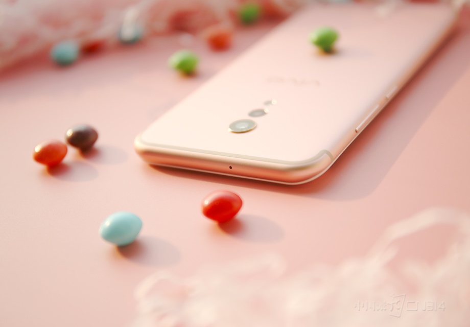 vivo Xplay 6�����߿�ǳ��ɾ���࣬���Կ����û����������Ƽ��Ϳ��������Ҳ�����߿����Ƿǳ�����һ���������ֻ��Ľ��������ӹ����յġ�