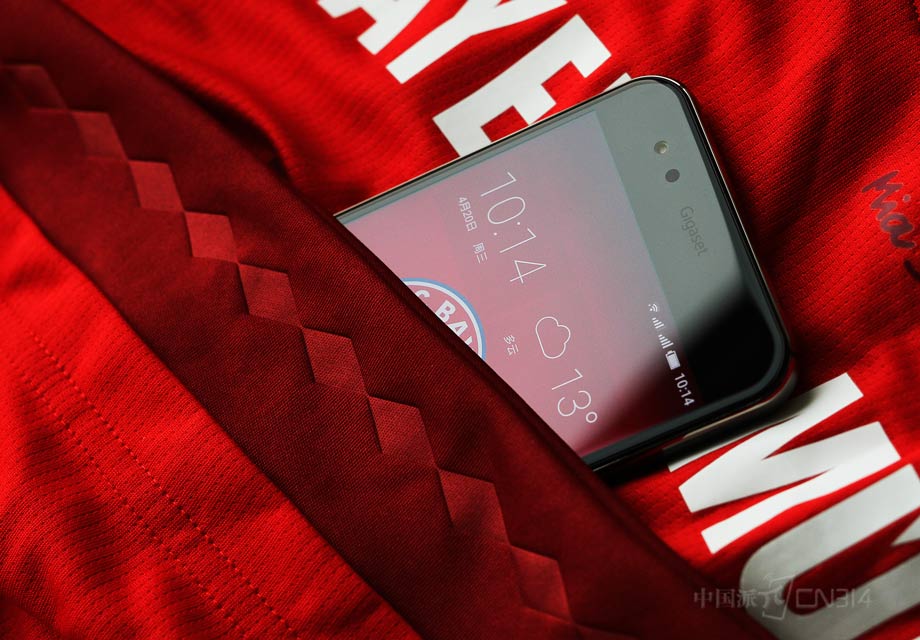 ͬ����Gigaset ��׻���һ�������ʶ��ư�ͬ�������˹Ǵ���ʽ��Ͳ�������Ϸ���һ�廯���е������˳����ң�