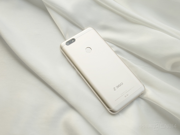 360�ֻ�N6 Lite���ñ��桢�п�һ�廯����ƣ���������ֻ��ĵķ�ˮ������������ͬʱ�����ֻ���������С�