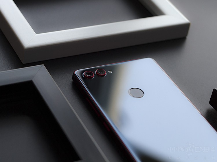 ���շ��棬360�ֻ�N7 Pro����1200������+200�����صĺ���˫����ϣ���֧��AI��ģ�����ܳ�Ƭ��AI�����ع��AI��������ȼ������������˻����ķ羰����������������ʧ����