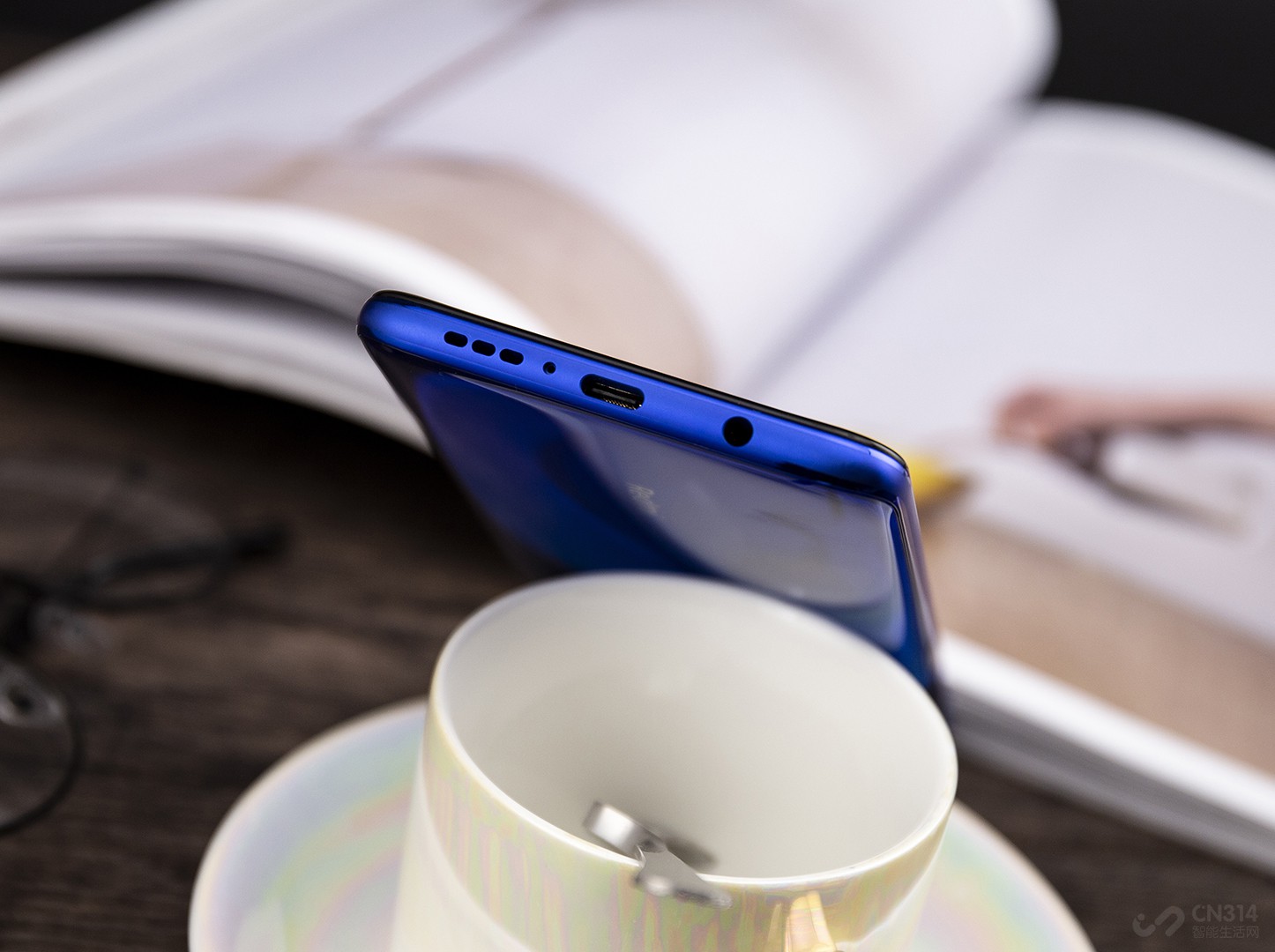 ���K30������С��ϵ�ֻ��������˾��ú����ĵĹ�����ƣ�����ȫ����NFC��3.5mm�����ӿڣ��Լ���־�Եġ�����ң���������ر��Ǻ��⹦�ܣ��ܶ��С�׷�˿���ǳ�ϲ�����������ư칫�ҡ����еĵ����ǳ����㡣