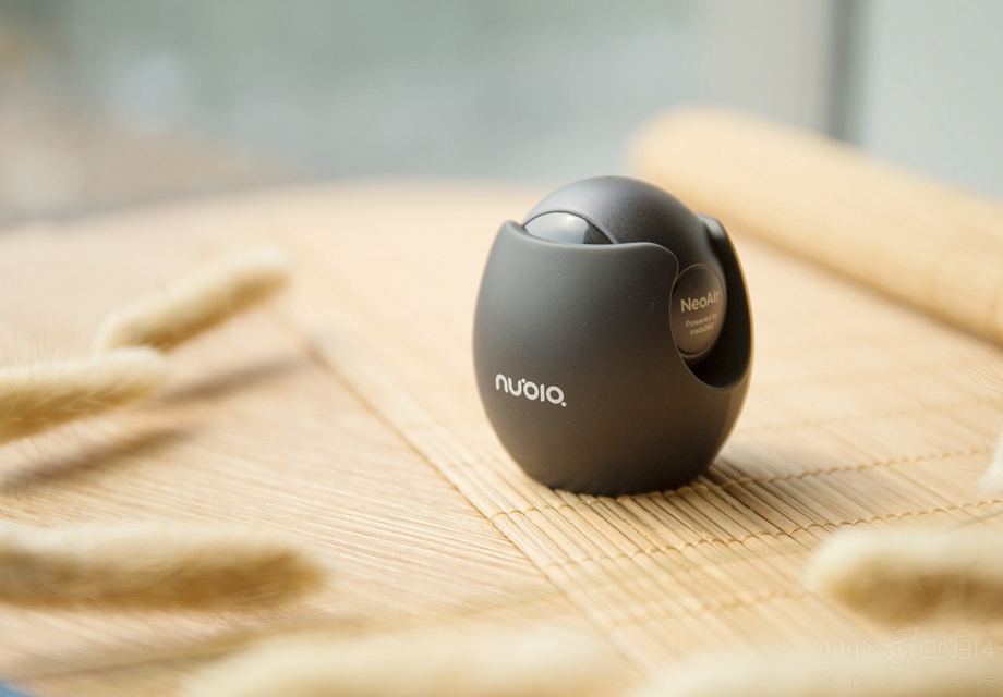 ���ȫ�����������һ����ɫԲ�򣬰�����һ�������ֱ��38.5���ף�������26.5�ˣ��Դ�USB Type-C�ӿڣ���ֱ�����ֻ������������Ǽ��弴�ġ�