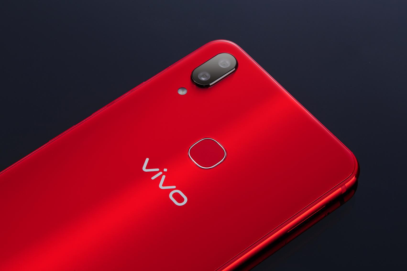 ���������°͹���խС������ָ��ʶ��ģ���Ƶ��������ˣ���vivo ��Ʒ��LOGO�ر�����������Ų�������ָ��ģ����˻���ָ��֧��������֮�⣬��֧�ִ������ţ������˵����Ȳ�����ʵ������Ҳ��Ϊ��ɫ��ָ��ģ�鴦�ڵ�λ�÷ǳ����У�ä���ɹ��ʷǳ��ߡ�