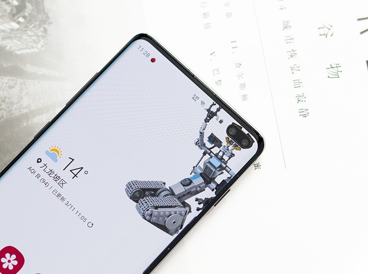�����ϣ����е�����Galaxy S10+����7nm�Ƴ̵�����855оƬ�������Ƶ2.84GHz�����12GB+1TB�Ĵ洢������֮�⻹��8GB+128GB/512GB�Ĵ洢��Ͽ�ѡ��