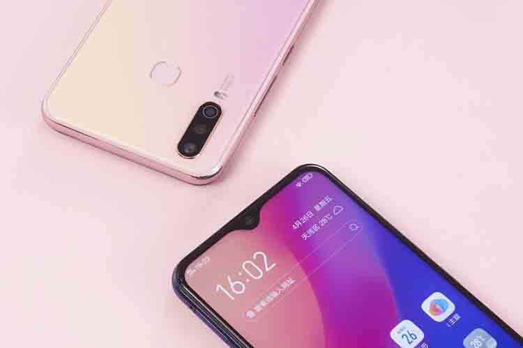 vivo Y3С�ɾ��µ�ˮ�����ڲ�ǰ������ͷ������1600����������ͷ����֮AI�ǻ����գ��ܹ��Զ�ʶ���������沿�����Ļ������Ӷ��ṩ�����䶨�ƻ����շ��������ۺ����Ա��������ò��������Y3��ǰ������ͷ��ӵ��ר���Լ�������������֮�⣬Y3ǰ�û��䱸����ʶ��ˢ�����ɿ��ٽ������ڵ��ϸ�������Ƽ�������