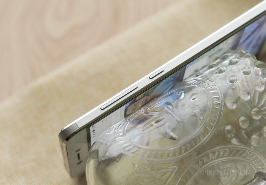 ���ڲ���4060mAh���أ��������Ե��Ժ�һЩ����ʹ���ָл�����ӹ���ɵġ�