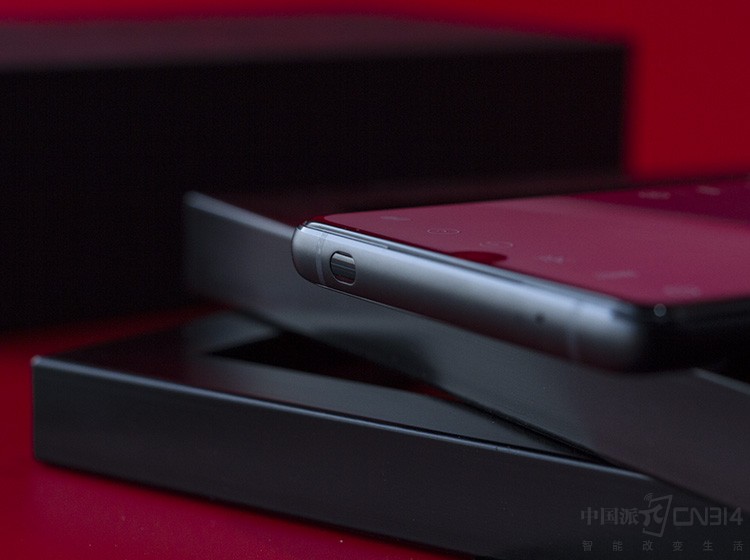 �������棬Ŭ����Z18������һ��3450mAh�ĵ�أ��ڸ�����NeoPower 3.0�����ӳ��£��ɹ��ֻ��ض��û�ʹ��һ���죻NeoCharge 2.5�ṩ��18W��似���ڵ͵���ʱҲ�ɿ��ٲ��������