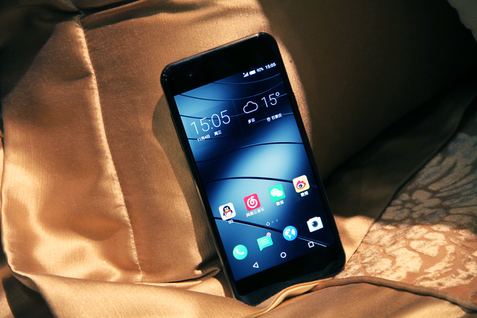    ˫��2.5D���沣�����������ĥ�ı߿�������ѵ��ָУ�һ�廯�޿����Ҳ�ǱȽϺ����ġ�