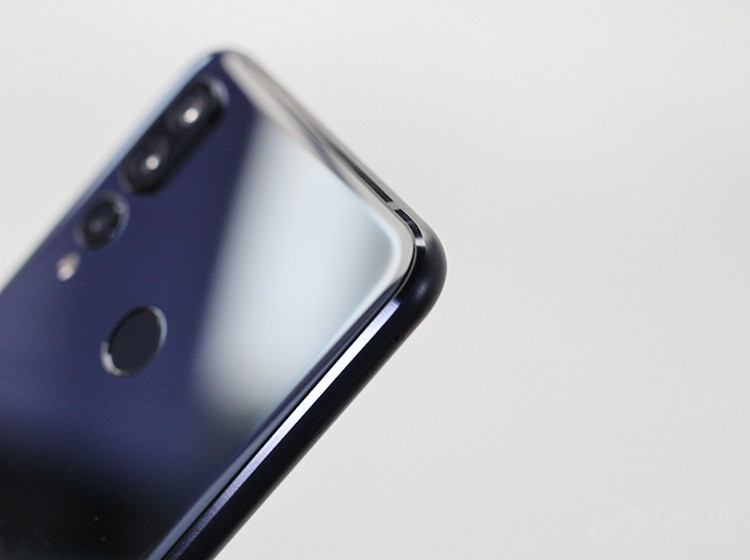 �����п������6ϵ���Ͻ���ʣ����н�ǿ��Ӳ�Ⱥ�ǿ�ȣ���֤���ֻ��ļ�����Լ���ĥ�ԡ��п���һ���ĵ����иΪ�ֻ������˸�Բ����ָС�