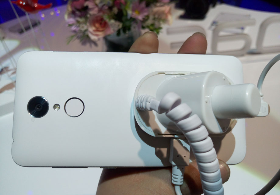 �ֻ�������Ȼ�ǶԳ�ʽ��ƣ��������С�����ɫ���������ֻ����Ծ���