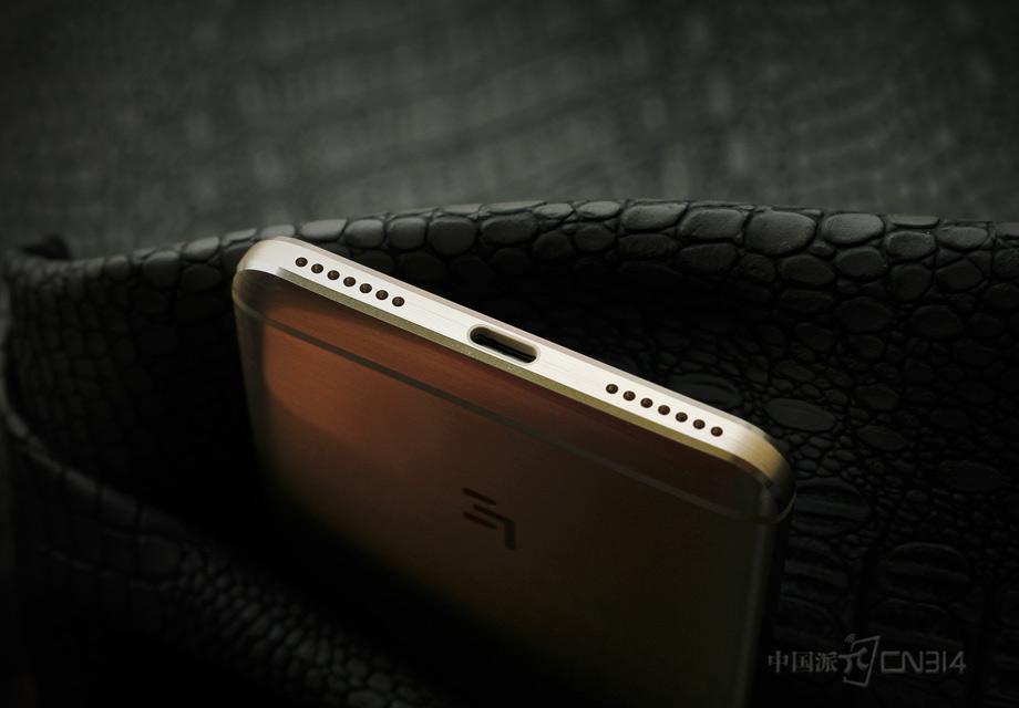 ��Pro 3��Ȼ�ṩUSB Type-C����ӿڣ��������ϸ�ĶԳ�������