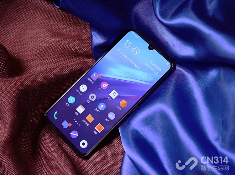 �������棬iQOO Pro 5G�������һ��6.41Ӣ���AMOLED��ʾ�����ֱ���Ϊ1080x2340��֧��DCI-P3��ɫ����Ļ����ʾɫ�ʱ��ָ��ӵķḻ�����ޡ�ͬʱҲӵ��ȫ�µĵ����ȷ��������ܣ����������Ӿ�ƣ�͡�����ϲ�����ˮ��ȫ���������Ԫ�أ���ռ�ȳ�ɫ���Ӿ�Ч��������