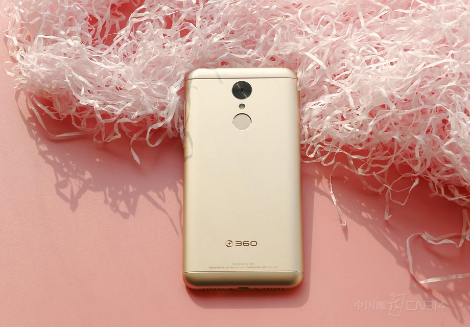 ����ʽ��ƵĽ����������Խ�ɫ��Ϳ��Ϊ�û���������ִ���������ܡ���������ͷ��ָ��ʶ���Լ��������Ȼ��ѭԲ��Գ�ԭ�����¶˵�360LOGO�Ƶ���������á�