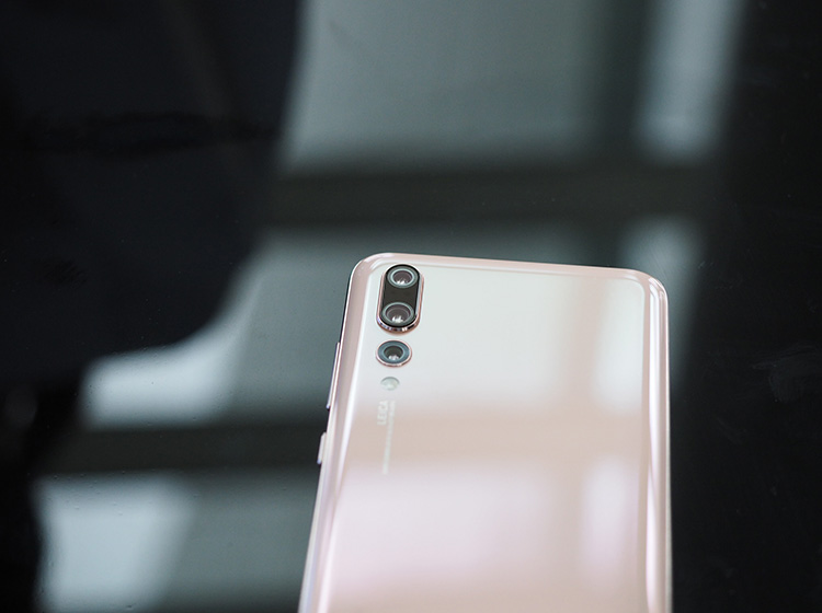 ��ΪP20 Pro������������˺ܴ�ľ�ϲ�����á���ɫ+�ڰ�+��������������������ͷ���طֱ�Ϊ4000��+800��+2000��֧��5����ϱ佹��ʮ�����ֱ佹����⡢ҹ�ġ�΢�඼�зǳ���ɫ�ı��֣����һ�֧�ָ��õ���������Ƶ���㹦�ܡ�