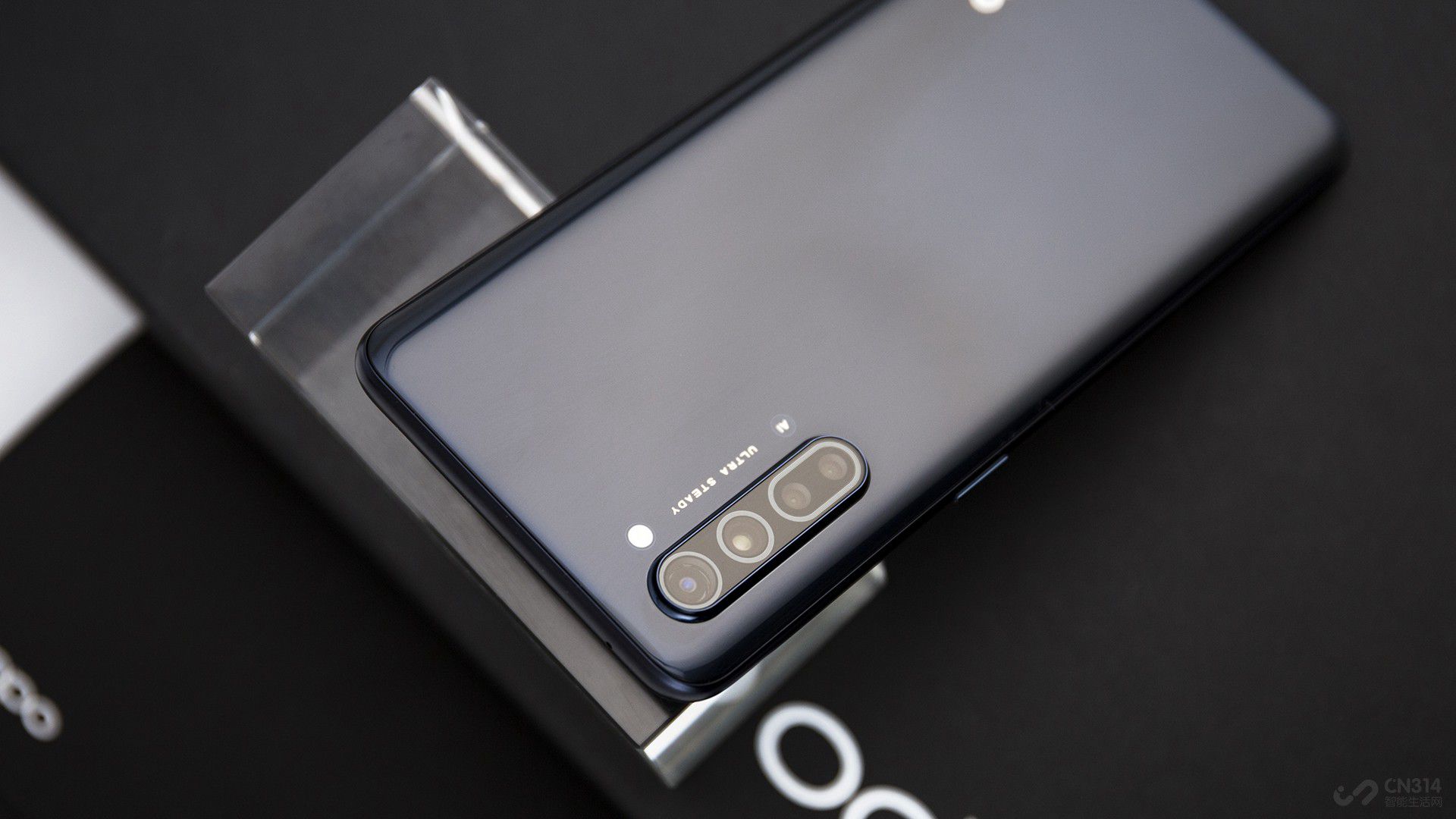 OPPO Reno3 �ṩ���ճ�ӡ����ɫ��ҹ����ҹ�ڡ��¹��������ɫ�������õ�����ҹ��������������У��ڹ��ߵ���ҫ��΢΢��ҫ�Ź⣬��һ���������ֻ�������ʸС�