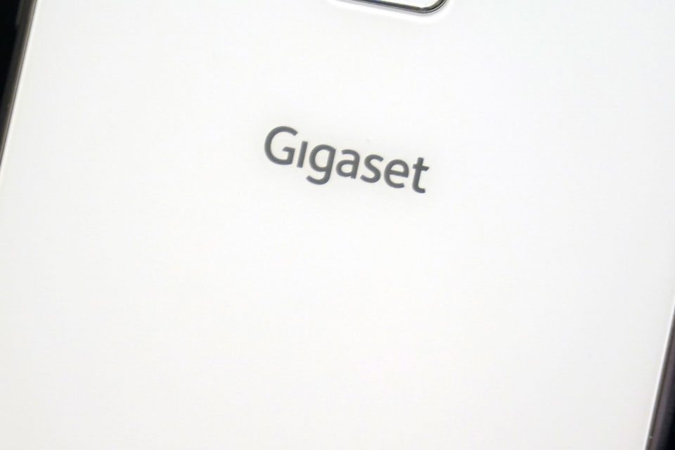 Gigaset����160������ʷ��Ʒ�ƣ������ڳ�Ϊ���������Ͽɵ�����Ʒ����������ۺϽ��������Ӧ�̡����Ƕ���ᵽ���¹�Ʒ�ʡ���һ˿�����ĵ¹�������һ����еĻ��򣬵͵�������ı����ڲ�Ʒÿһ��ϸ�ڡ������¹�Ʒ�ʡ����嵽Gigaset�ֻ�����˵�����ǡ�Ϊ��õ��û��������ơ���