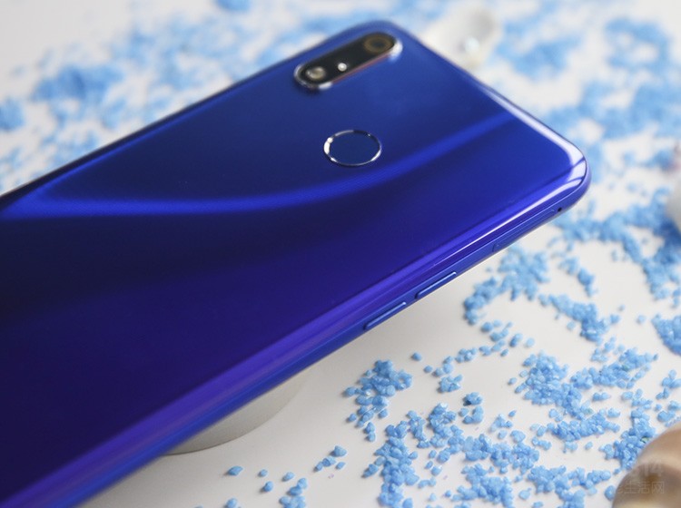 ��������Ļ���realme X�ഺ����غ���ָ��ʶ�𣬲�������˫������ڻ������ϣ����б�򽥱���Ϳ���մ���Ľ���ɫ��������Ϊһ��ǧԪ��������ֵ�൱�����ˡ�