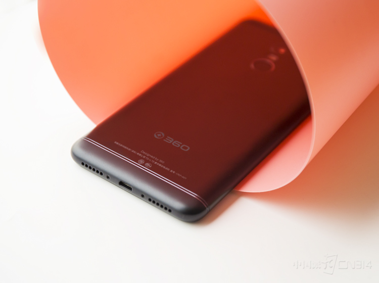 ��ʹ����������Ҳ�ڵײ��ԳƷֲ�������ڹ�ͶԳ���ѧ��