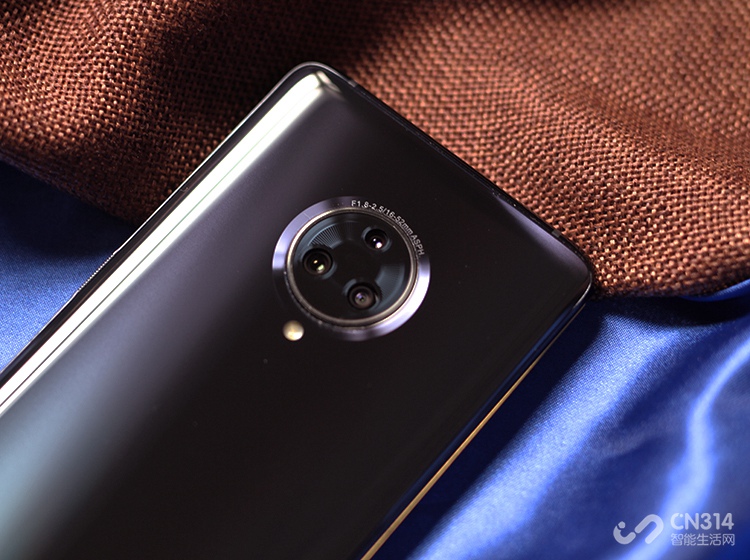 ����ֵ��һ����ǣ�vivo NEX3 5G���������ʵ�尴������ƣ������������������˲����ѹ����ƣ�������ȫ�µĽ������顣