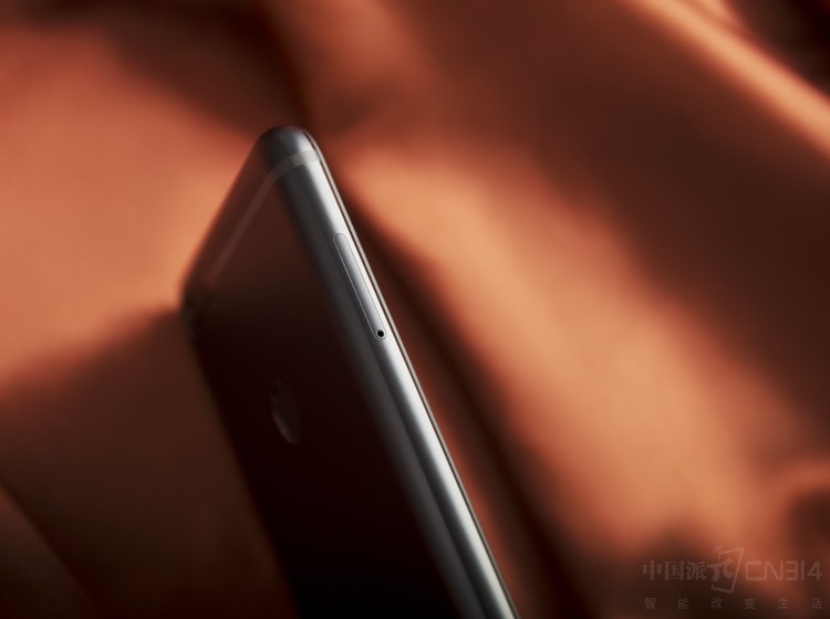 ��������п�λ�úܼ򵥣�����SIM+Micro SD����ۡ�