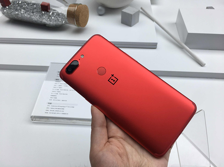 ����˫����ͷ��Ȼ���ز��䣬�����Ѵӡ����+����������滻Ϊ�����+��ǡ���ϣ��ֱ���16MP�߽�����ͷ��IMX398����20MP�߸й⾵ͷ��IMX376K������Ȧ��Ϊf/1.7��