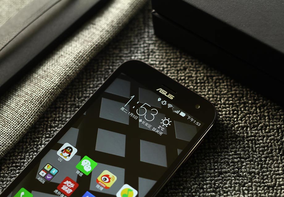 ��˶ZenFone Zoom����ϸ�ڷ���Ĵ���Ҳ���൱ϸ�壬ǰ��500����������ͷ����Υ�͸���ľ�У�