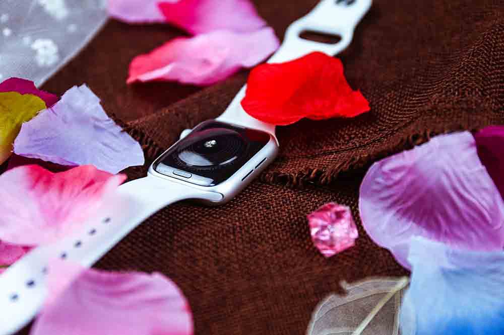 Apple Watch SE��������Series 4��ͬ����С�߿�֧��ͬһӦ�ó���Ķ��ָ��ӹ��ܣ���һ���ĵط���û��ʼ����ʾ��Ļ�Ĺ��ܣ���Apple Watch SE����ʾ������Ļ��ѹ�����Ӧ�ٶȺܿ죬������ʵ�ʵ�ʹ�ù����У�ʼ����ʾ��Ļ������ܶ�����˵������Ҫ��