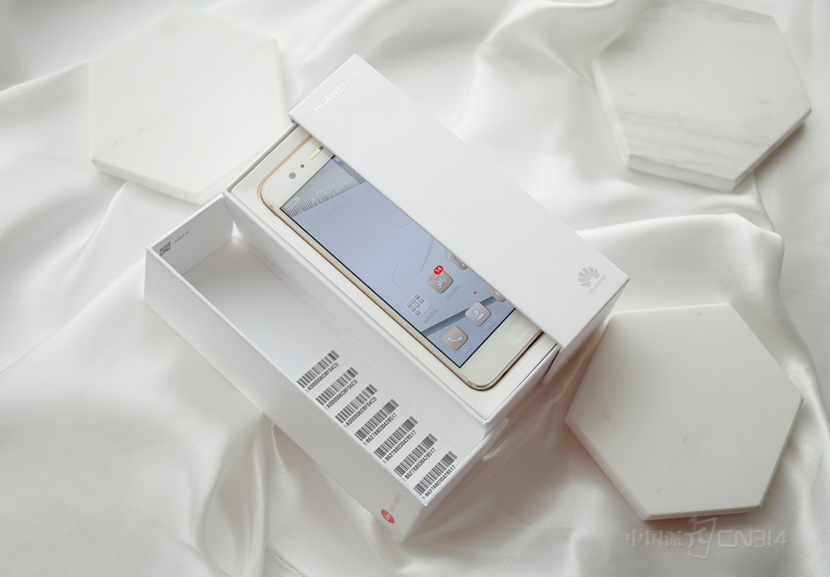 P10����һ��5.1Ӣ����ʾ�����ֱ���ά����P9��1080P����P10 Plus���䱸��һ��5.5Ӣ���2K��ʾ����ϸ��Ⱥ͹۸ж����������١�