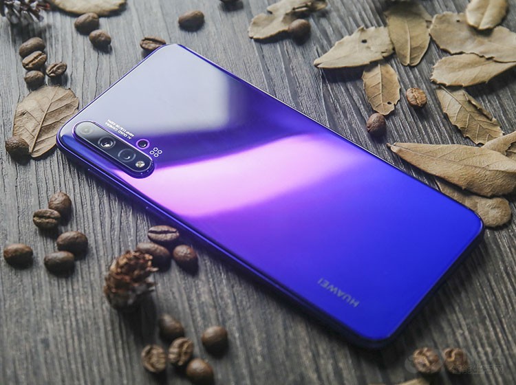 ���ջ�Ϊnova5ϵ����ʽ���人�������������ͬ���ǣ�nova5ϵ��������һ��nova5 Pro������novaϵ���״γ��֡�Pro����׺�Ĳ�Ʒ�����״������nova5 Pro����ʲô�����أ��ܹ�������ǧ������˰������֣�