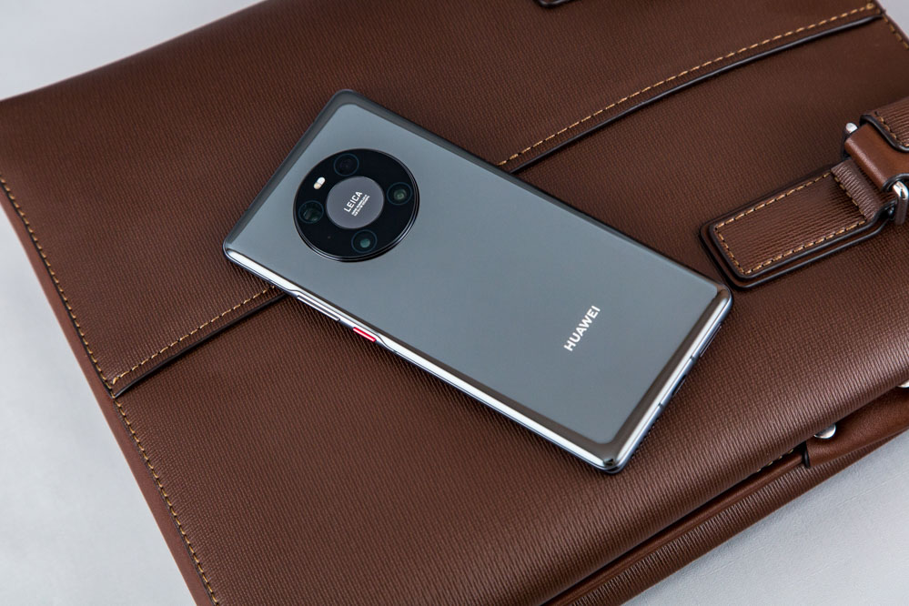 ���÷��棬��ΪMate40 Pro����5��������9000�콢оƬ����150��+����ܣ��Ҽ����˻�������Ŀǰ�ֻ��������Ƚ������������ࡢ���ɶ���ߺ�������ȫ���5G SoC�����������4400mAh����������֧�ֵ��������66W�����Ա�֤�����ͳ���ٶ� ��