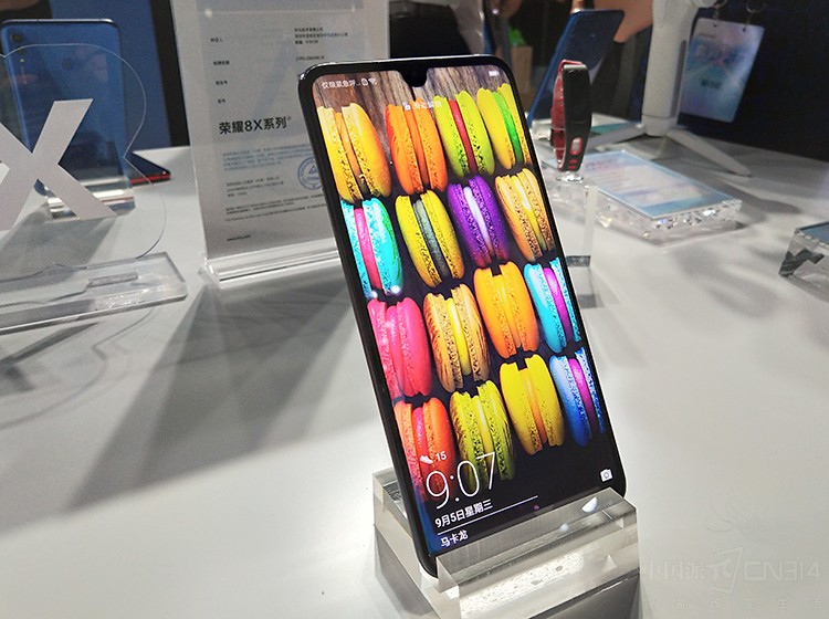 ��ҫ8X Max��ӵ��7.12 Ӣ��ȫ��������ռ�ȳ���90%�������û�������ӰԺ��