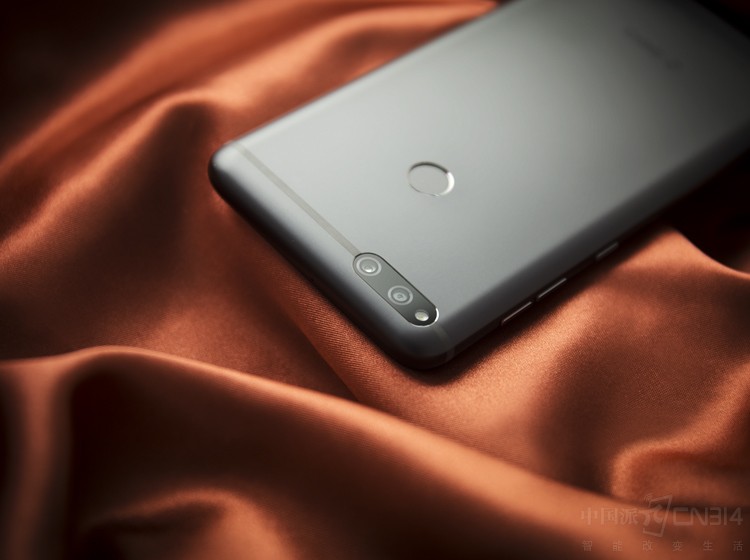 360手机N7图赏:大电池大屏幕谁与争锋?