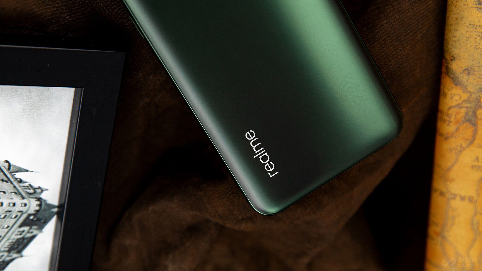 �������棬��������һ��4200mAh���֮�⣬�������������ʸ��Ǵﵽ��65W���ܹ���35���Ӿ��ܽ��ֻ��ĵ�ش���������ųƿɡ������ӻ�Ѫ���������س�����������ĳ������ƣ��䰲ȫ�Խ����б��ϡ�