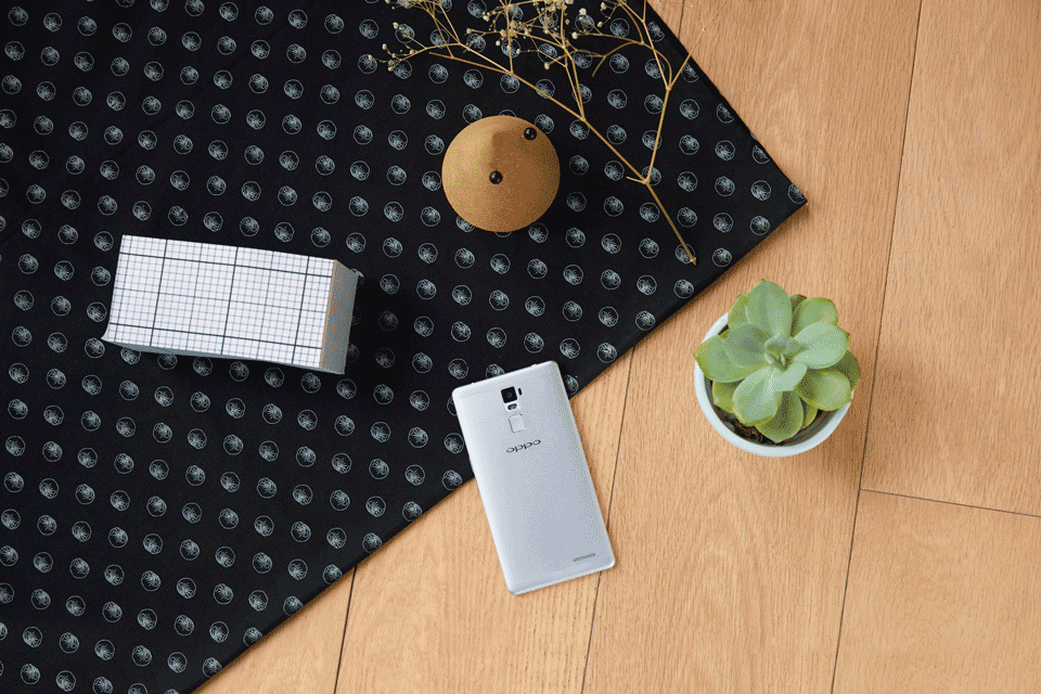 OPPO R7 Plus����ȫ����һ�������ƣ���������ռ�ȸߴ�91%����ѡ���˾�ϸ����þ�Ͻ𣬲���ȫ�µ������������� ��ӵ�г��ڵ��ָУ�������������48�����򣬽������ԡ�һ���ԡ��������ں���һ��