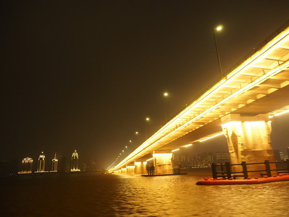 ��һ������֮�������8����ĵƹ����ͨ��һ�������ġ��󡱡����������ϲ���ʷ���ִ��ν�������Ӫ��������������߸������������о��۵ƹ������ġ�һ��������������ԡ��Ķ��ؾ��ۡ�