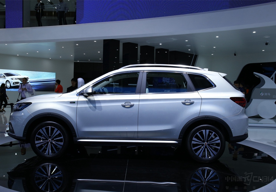 �п�̨10.4Ӣ����п�Һ����ʾ�������˴󲿷ֳ��ù��ܣ�����ʹ�������밢�Ｏ�ź����з���YunOSϵͳ��