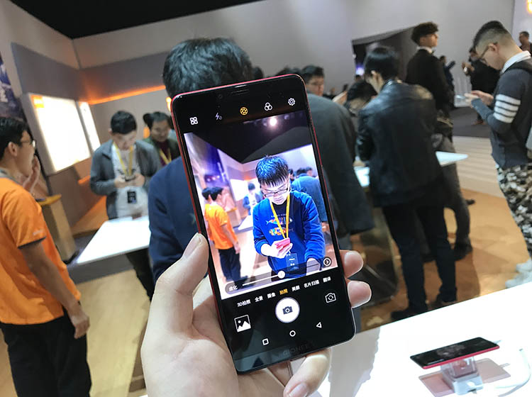 ����M7����1600������+800�����ص�˫�㣬6P��ͷ����F/1.8��Ȧ������Ч������������֧��3D���ա�ָ�����ա�