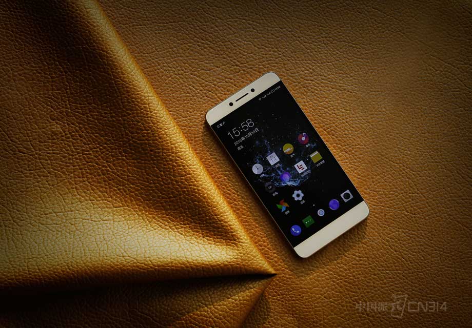 ���Ž�cool1 dual��̬�ֻ�ӵ��һ��5.5Ӣ���1080p��Ļ����϶��ص�ID�ޱ߿���ƺ��ϸ�ԳƵ����ͣ����˴����ǳ����׵��Ӿ�Ч����