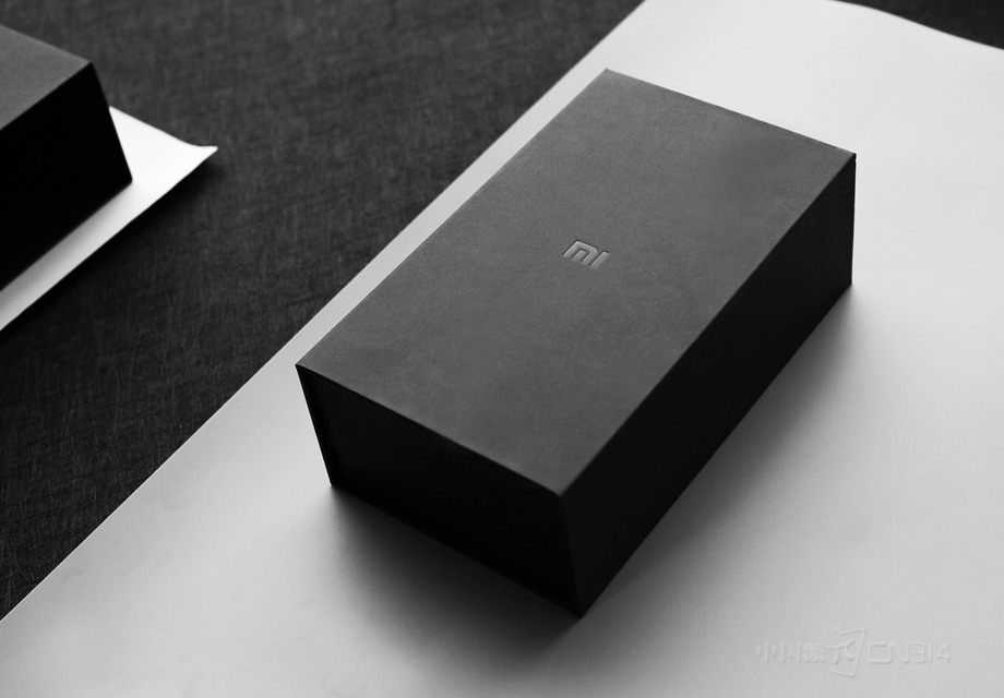 ��һ��С��MIX�İ�װ��������ȫ��ͬ�ķ��ͨ����ֳ����µĺ�ɫ�����Գ���ͬ�����ʡ�